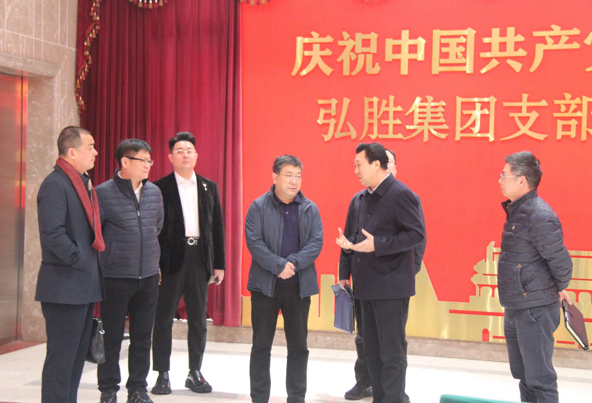 中國國家鐵路集團有限公司貨運部負責人周世暾、貨運價格處處長肖睿、貨運營銷處副處長何杰一行在中國鐵路廣州局集團貨運部主任張軼弘、副主任羅盛秋、廣深鐵路物流中心主任宋海濤、廣州鐵路物流中心總經理魯尚鋒的陪